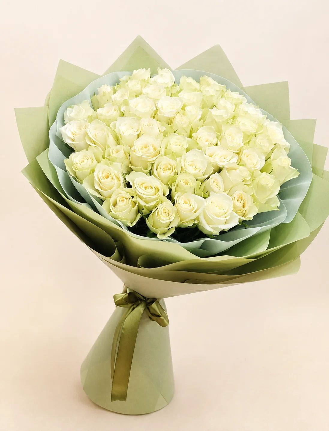 Pure white roses arranged in a sophisticated and timeless style, perfect for expressing elegance and sincere affection.